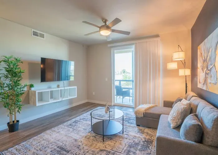 Modern 2Bd - Gym, Pool, Parking, W-D - Sleeps 8