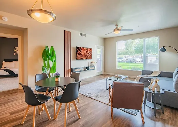 Chic 2Bd Pool Gym Parking Wd Sleeps8