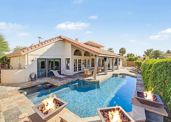 New Royal Palms Retreat With Pool Spa & Pool Table