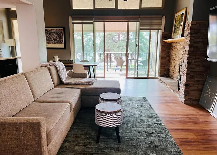 Lakeside Modern Retreat In Tempe