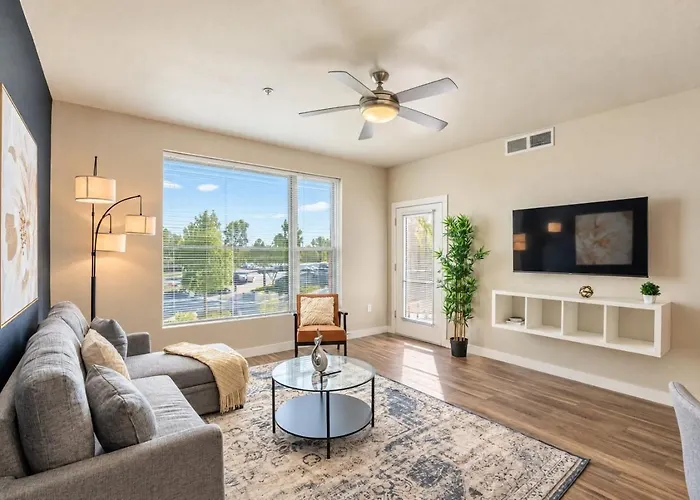 Posh 2Bd - Gym, Pool, Parking, W-D - Sleeps 8