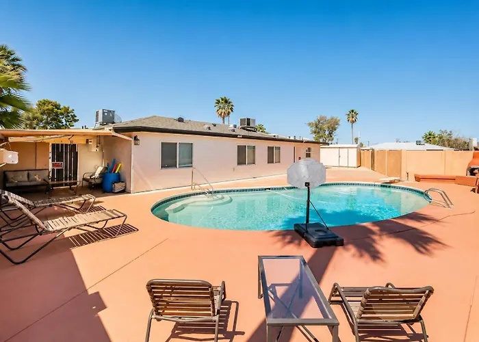 Malibu Homestay With Pool For Students & Young Professionals!